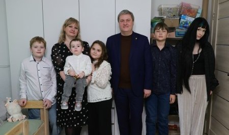 Дмитрий Морев привез новогодние подарки семье участника СВО