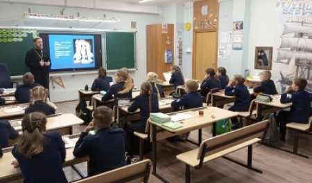 Увлекательное занятие. Священник Кирилл Кочнев побеседовал с детьми в школе Соловецких юнг