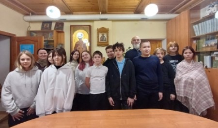 В преддверии Рождества. Восьмиклассники архангельской школы в храме встретились со священником 