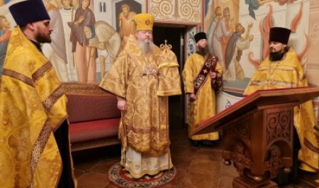 Митрополит Корнилий совершил богослужение в канун праздника святителя Спиридона Тримифунтского