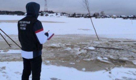 Снегоуборщик провалился под лед: в Архангельской области расследуют гибель рабочего