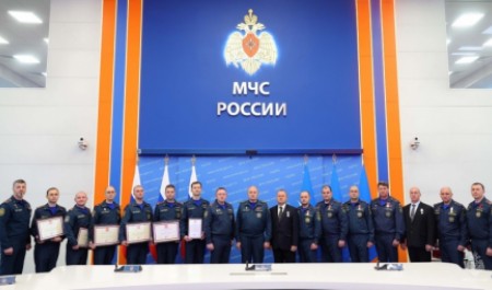 Александр Куренков вручил государственные награды личному составу МЧС России