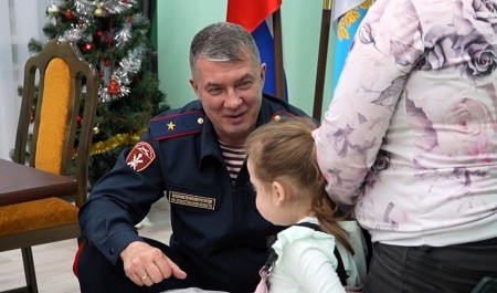 Генерал-майор Андрей Горбунов исполнил новогоднюю мечту девочки из Архангельска