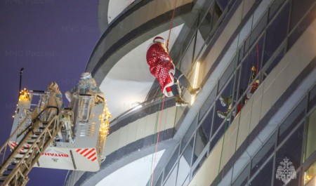 Спасатели МЧС России подарили новогоднее настроение юным петербуржцам