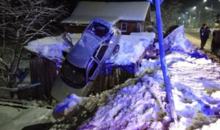 В Архангельской области ВАЗ «приземлился» на сарай: водитель сбежал с места ДТП