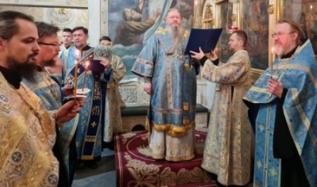 Митрополит Корнилий совершил вечернее богослужение с акафистом Божией Матери в Ильинском соборе Архангельска 