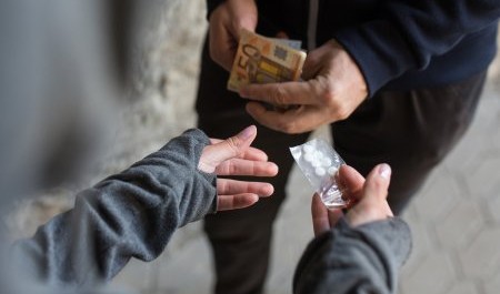 Житель Холмогор присядет надолго за продажу несовершеннолетним наркотиков