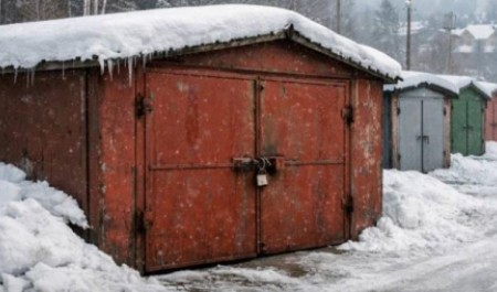 В Архангельске спасатели вытащили мальчика из снежного плена между гаражами В Архангельске спасатели вытащили мальчика из снежного плена между гаражами