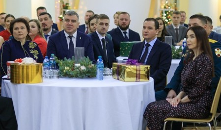 Александр Цыбульский и участники программы «Защитники. Под крылом Архангела» присоединились к благотворительной акции «Коробка доброты» 