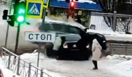 Видео: иномарка вылетела на тротуар и сбила женщин в центре Архангельска Видео: иномарка вылетела на тротуар и сбила женщин в центре Архангельска