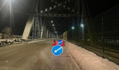 На ж/д мосту в Архангельске зафиксирован провал: правая полоса перекрыта На ж/д мосту в Архангельске зафиксирован провал: правая полоса перекрыта