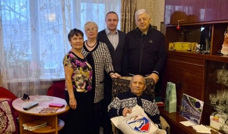 Архангельские депутаты поздравили с наступающим ветеранов Великой Отечественой Архангельские депутаты поздравили с наступающим ветеранов Великой Отечественой