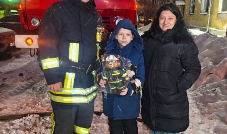 Новосибирские огнеборцы подарили мягкую игрушку спасенному на пожаре ребенку Новосибирские огнеборцы подарили мягкую игрушку спасенному на пожаре ребенку