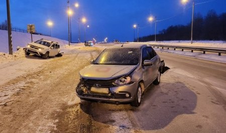 В первый день нового года три автомобиля "поцеловались" в Архангельске В первый день нового года три автомобиля "поцеловались" в Архангельске