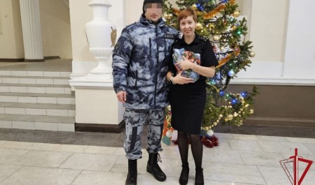 Вдов и матерей погибших сотрудников архангельского ОМОН Росгвардии поздравили с новогодними праздниками