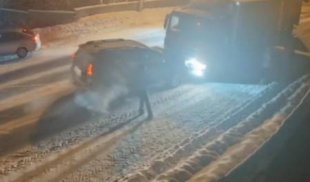 Праздник не удался: на трассе в Архангельской области внедорожник врезался в фуру