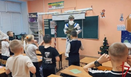 «Дед Мороз специального назначения» устроил праздник для учеников архангельской школы