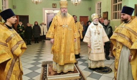 Митрополит Корнилий 4 января совершил Божественную литургию в храме праведного Иоанна Кронштадтского в Березнике 