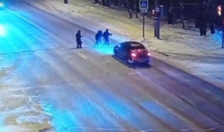 В Архангельске водитель-новичок сбил двух пешеходов на перекрестке