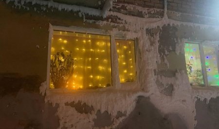 В Архангельске пытаются спасти оледеневший дом