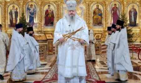 Митрополит Корнилий совершил Божественную литургию в Рождественский сочельник