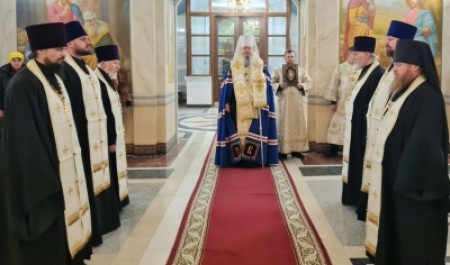 Митрополит Корнилий совершил всенощное бдение в канун Рождества Христова 