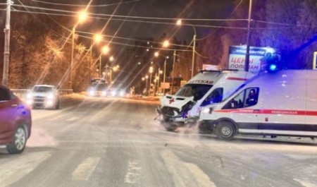 Авария с участием детской скорой произошла на Обводном канале в Архангельске