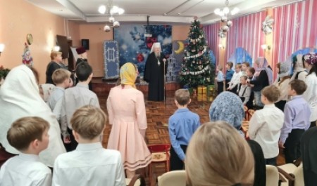 Митрополит Корнилий вручил рождественские подарки воспитанникам центра «Лучик» в Архангельске 