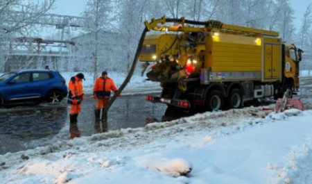 Проспект ушел под воду: из-за мощного прорыва в Архангельске автобусы ушли в объезд