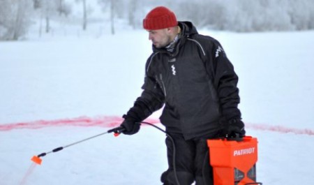 Заснеженное озеро близ Архангельска украсил гигантский мезенский конь