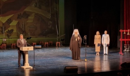 Митрополит Корнилий поздравил архангелогородцев на Рождественском концерте в театре драмы