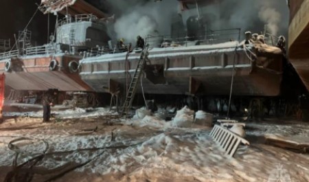 В Архангельске пожарные четыре часа боролись с огнем на территории судоверфи