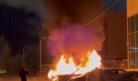 Ночная стоянка вспыхнула в Архангельске: огонь повредил сразу три автомобиля