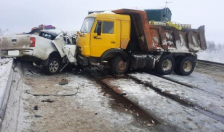 Попытка обгона на трассе в Архангельской области закончилась аварией с грузовиком