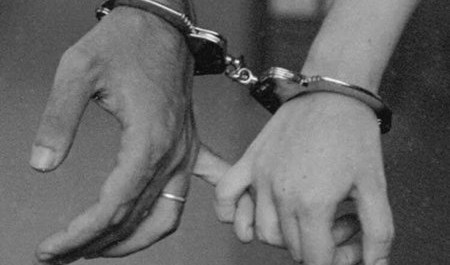 "Сладкая парочка" архангелогородцев люто издевалась над знакомой