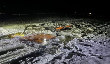 На реке Мезень откачивают топливо из утонувшего бензовоза