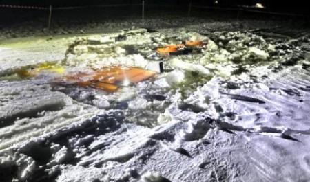 На переправе в Поморье откачали топливо из провалившегося под лед КАМАЗа