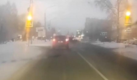 Видео: женщина попала под колеса машины на «зебре» в центре Архангельска Видео: женщина попала под колеса машины на «зебре» в центре Архангельска