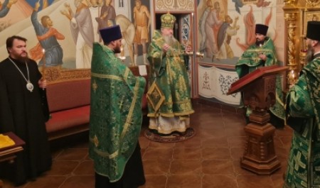 Митрополит Корнилий совершил всенощное бдение в канун праздника преподобного Серафима Саровского 