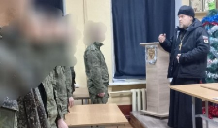 Священник Антоний Власов рассказал солдатам зенитно-ракетного полка о церковных праздниках и традициях 