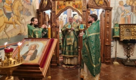 Митрополит Корнилий совершил Божественную литургию в праздник преподобного Серафима Саровского