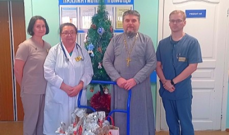 Священник Василий Лапко навестил пациентов паллиативного отделения городской больницы №6