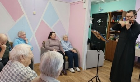 Священник Александр Григорьев в один из святочных дней преподнес музыкальный подарок пожилым горожанам