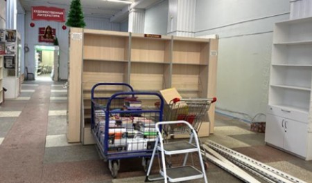 «Дом книги» без книг: в легендарном магазине Архангельска разбирают витрины