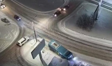 Видео: в Архангельске автобус «Рико» собрал «цепочку» из припаркованных машин