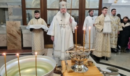 Митрополит Корнилий совершил Божественную литургию и Великое освящение воды в крещенский сочельник