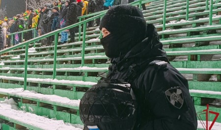 ОМОН Росгвардии принял участие в обеспечении правопорядка матчей по хоккею с мячом в Архангельске