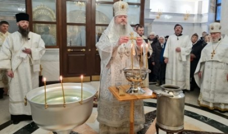 Митрополит Корнилий в праздник Крещения Господня совершил Божественную Литургию и Великое освящение воды в Архангельске 