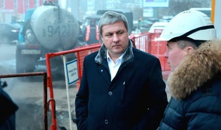 Дмитрий Морев провел "разбор полетов" на месте ремонта теплотрассы в Соломбале