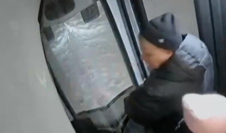 Вломился и бил: появилось видео нападения на водителя автобуса в Архангельске